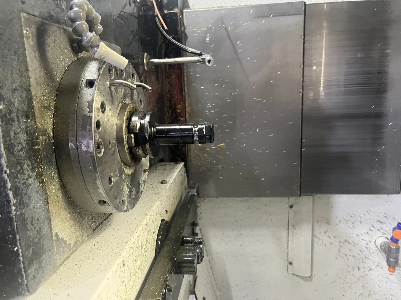 钻攻设备的主轴及刀具现场,顺时针旋转90度